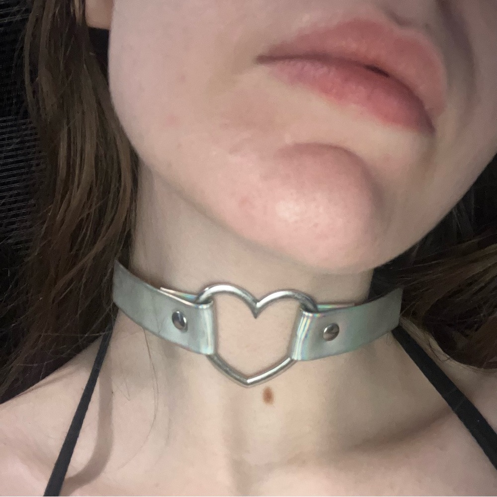2016 TUMBLR GRUNGE HOLOGRAPHIC SILVER HEART CHOKER - Picture 11 of 14